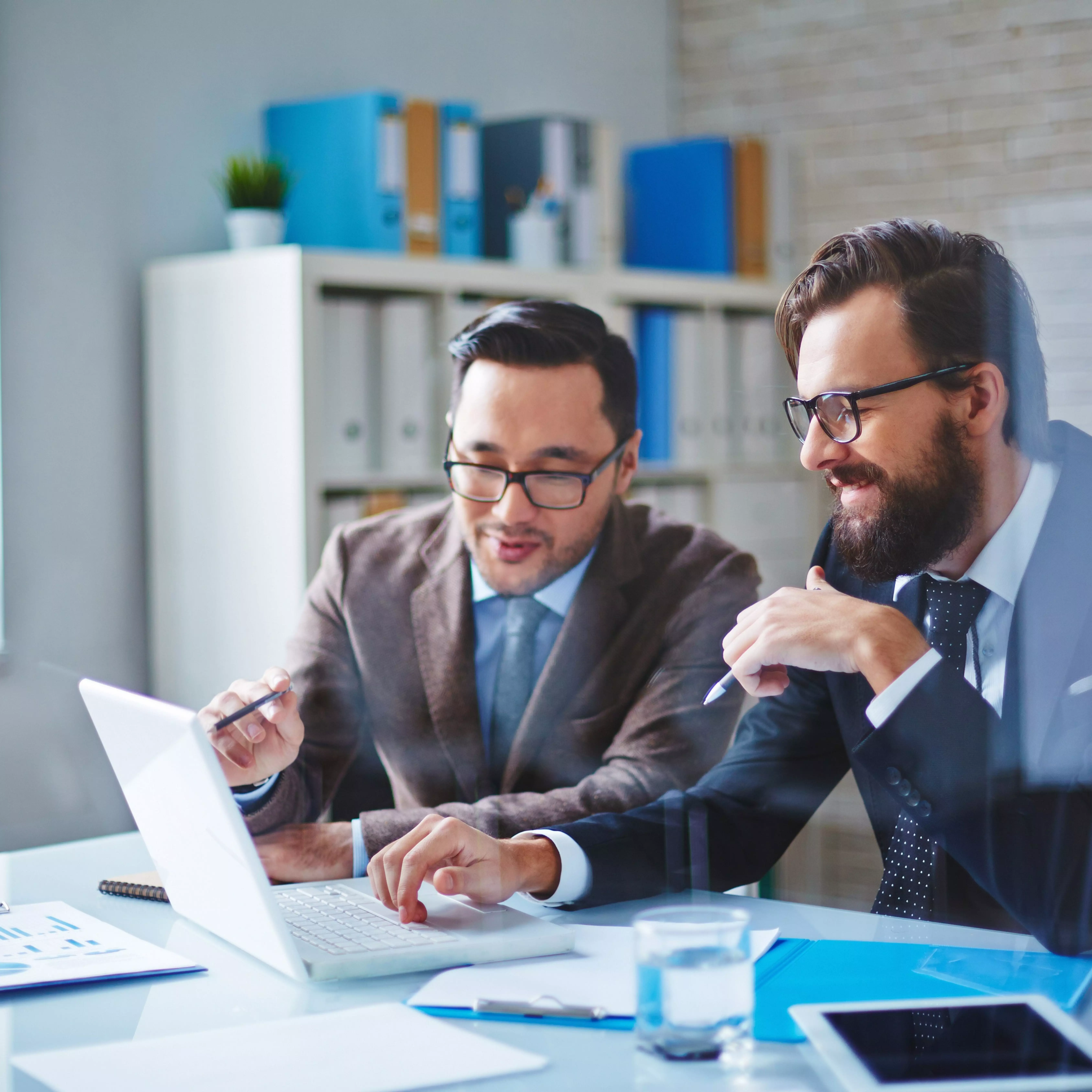 JD Edwards consulting partners in US - Two business professionals discussing tailored enterprise solutions.